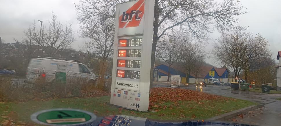 Tankanzeige an einer Tankstelle in Ahnatal bei Kassel, auf der Diesel teurer als Benzin ist