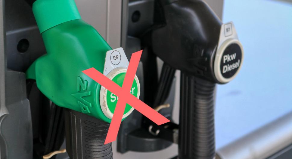 Kein Super Benzin an der Tankstelle Zapfsäule an einer Tankstelle, an der Super Benzin durchgestrichen ist
