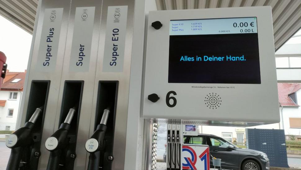 Zapfsäule einer Q1 Tankstelle