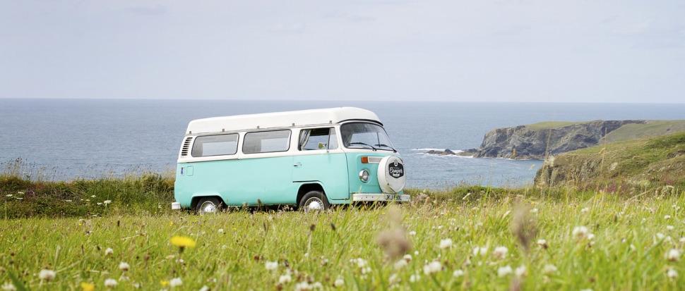 VW Bus vor dem Meer