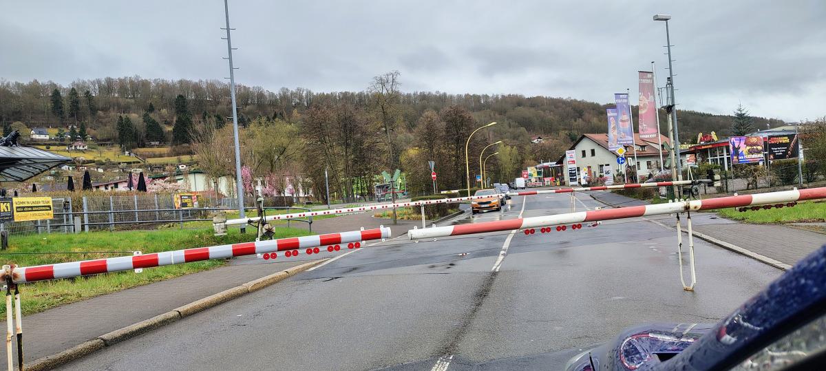 Defekte Schranke in Schmalkalden Auto steht vor einer Schranke in Schmalkalden, die sich nach der Durchfahrt eines Zuges nicht mehr öffnet