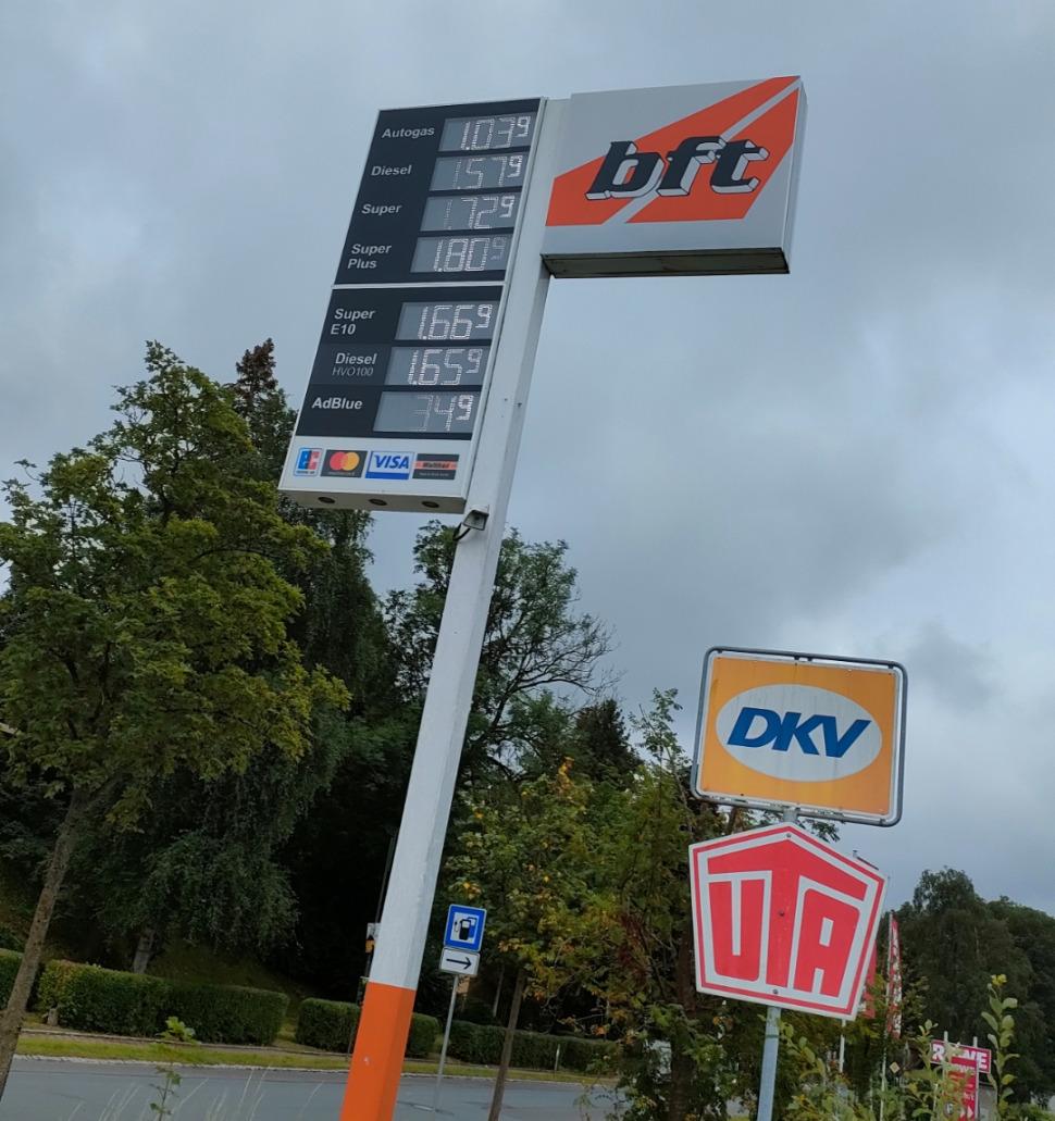 Preistafel einer Tankstelle der Marke bft