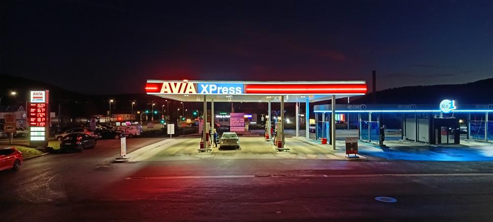 AVIA Tankstelle Meiningen bei Nacht