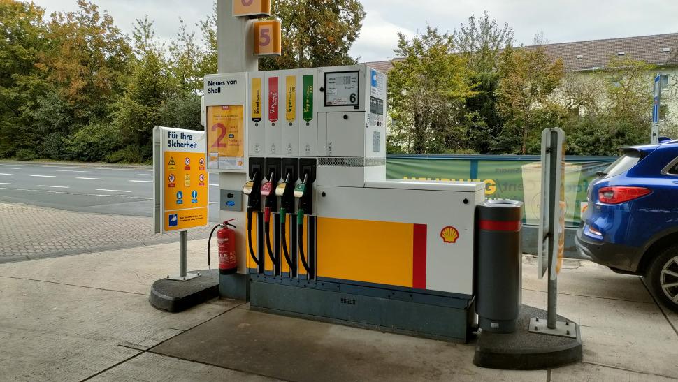 Zapfsäule einer Shell Tankstelle in Kassel